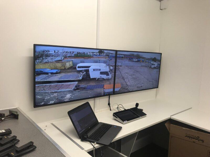 Professional Monitor (32"-84")